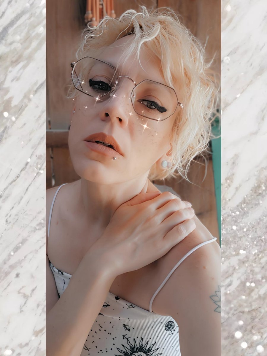 azure_angell420's tweet photo. when ur shoulders ache but ur still trying to be sultry #2000thtweet https://t.co/zxvgG2GoJ1