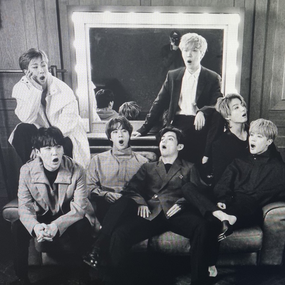 Flitto_Inc's tweet photo. [K-news]2022 VMAs: BTS makes history with Group of the Year win at the award show🏆Check it out and Flitto it to your language.🌍 https://t.co/K3U4NuV9qz
https://t.co/nrY5EnWydj

#BTS #VMAs #BORACARPET #BTS_Proof #BTSPavedTheWay #BTSGLOBALDOMINATION https://t.co/Qwk9CXYwth