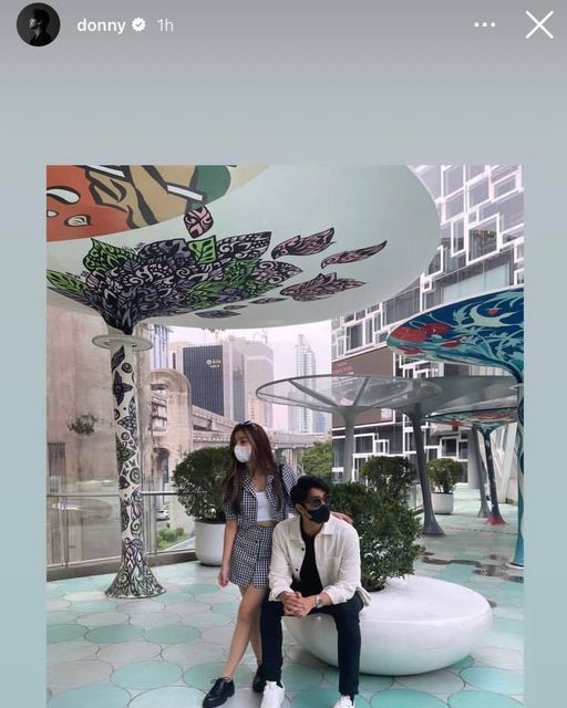 cebudailynews's tweet photo. DONBELLE IN THAILAND 🇹🇭 

LOOK: Reel-time couple Donny Pangilinan and Belle Mariano, also known as DONBELLE, are spotted in Thailand together.

Donny shared a photo of him together with Belle on his Instagram story.

📷: Donny Pangilinan/IG Story via Vhenna Mantilla #CDNDigital https://t.co/PXeBO1HNCa