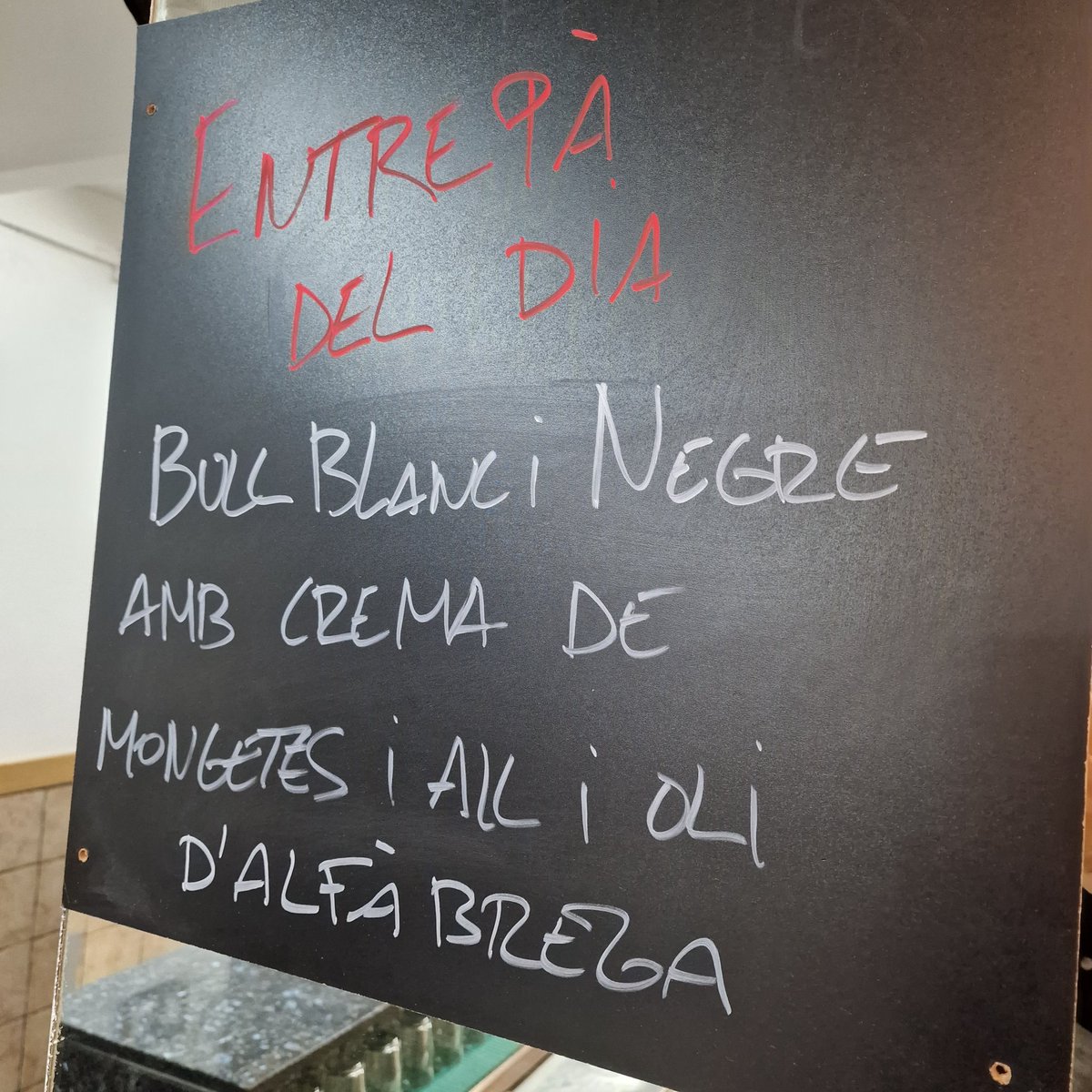 Bon dia per avui entrepà de bull blanc i negre amb crema de mongetes i all I oli d'alfàbrega.  Salut <a href="/DO_sants/">D.O. Sants</a> #entrepadeldia