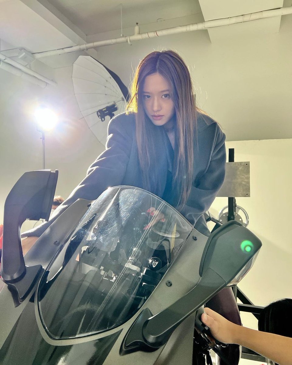 yyujinationn's tweet photo. they are the same person https://t.co/0GGK4g9GnD
