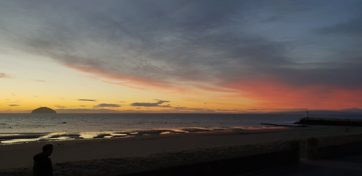 ScotlandDanders's tweet photo. A view out to ailsa Craig from Girvan #sunset #Outdoors #SCOTLAND https://t.co/LfXwIwQcsj