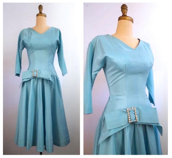 1950s blue party dress with a side bow | 50s sharkskin taffeta dress tuppu.net/79c92915 #RetrouverBizVintage #Etsy #50sPartyDress