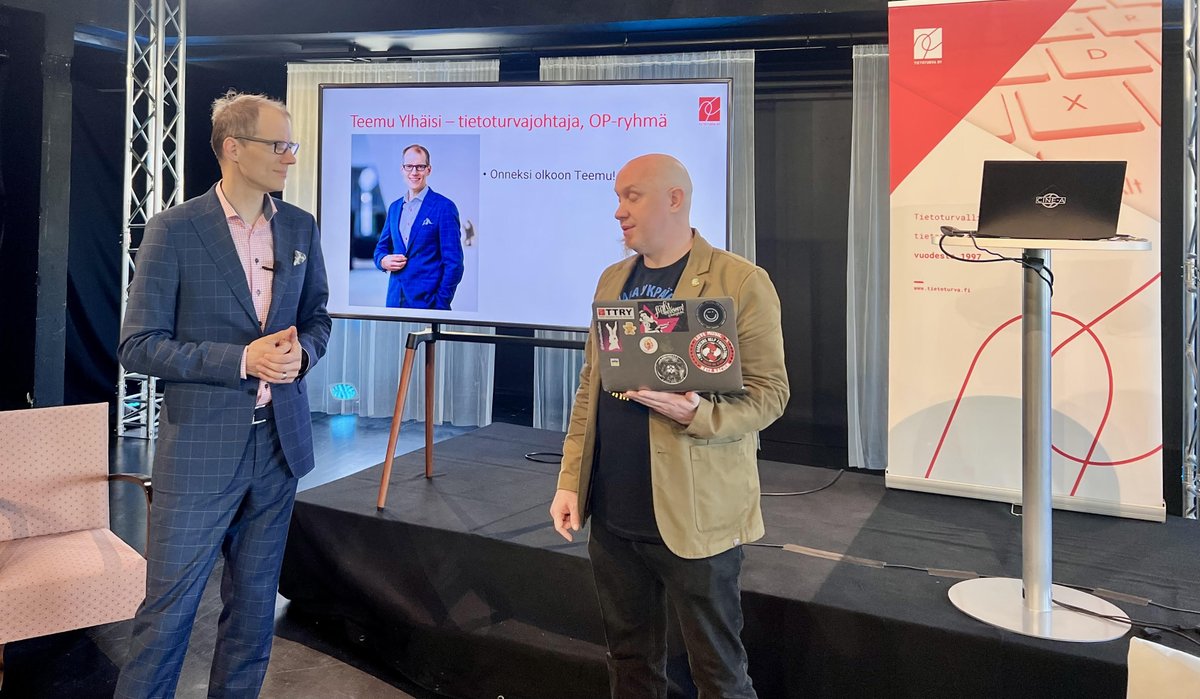 Vuoden 2022 Tietoturvapäällikkö on Teemu Ylhäisi  <a href="/teemuylhaisi/">Teemu Ylhäisi</a>  linkedin.com/in/teemuylhais…

Perustelut ja lisätietoa:
tietoturva.fi/2022/08/30/vuo…

Onneksi olkoon kotimaisen #tietoturvayhteisön puolesta Teemulle! Seuraa Tietoturvakatsaus 2022 webinaari livenä:
vimeo.com/event/2356594/…