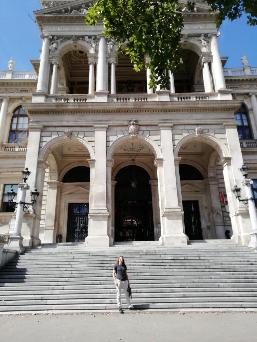 Endlich Präsenzkonferenz! Ich darf heute bei der #gfd einen Vortrag zum Transfer zwischen Bildungswissenschaft und Fachdidaktik(en) live an der <a href="/univienna/">Universität Wien</a> halten. Ein bisschen nervös aber vor allem happy🤓