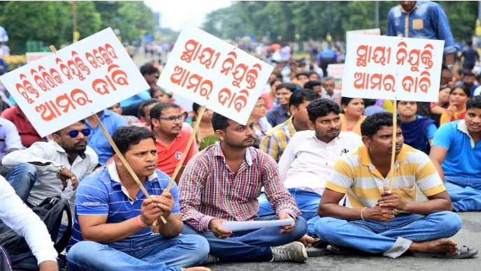 odishabhaskar's tweet photo. Protests organised by @OGCEA  before heads of the departments and in district and block offices continued for 13th day as workers wore black badges; They warned of intensifying agitation on Sept 11 if State Govt does not take immediate steps.
#AbolishOdishaContractualRules2013 https://t.co/eEJ7OJn7X6