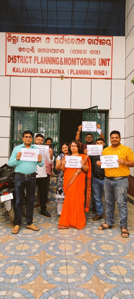 odishabhaskar's tweet photo. Protests organised by @OGCEA  before heads of the departments and in district and block offices continued for 13th day as workers wore black badges; They warned of intensifying agitation on Sept 11 if State Govt does not take immediate steps.
#AbolishOdishaContractualRules2013 https://t.co/eEJ7OJn7X6