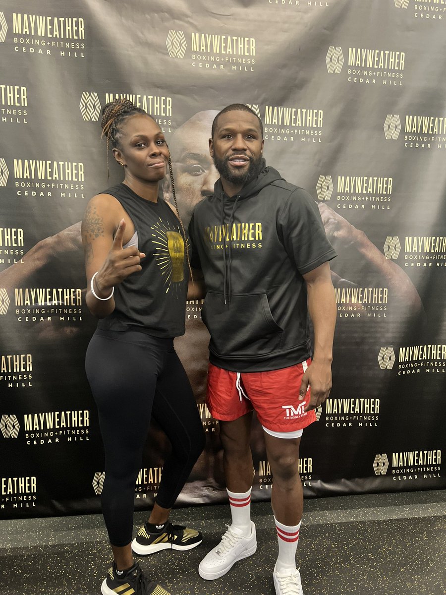 Da_slim_goody's tweet photo. #MoneyTeam @FloydMayweather If your in Dallas, Tx. Stop by Mayweather Boxing+Fitness Cedar Hill where I’m head trainer!!! #womensboxing #fitness #cedarhill #dallasboxing https://t.co/zecvbsAppW