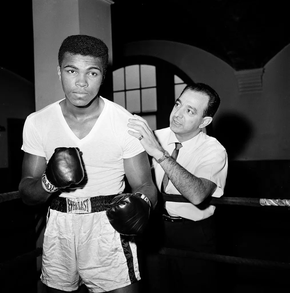 NathanFrancis__'s tweet photo. "Notice who is in the locker room after you lose, not after you win."
🥊 Remembering #AngeloDundee, American #boxing trainer and cornerman (#MuhammadAli 1960–81 & 15 other world boxing champions, including #SugarRayLeonard), who was #BOTD 30 August 1921. https://t.co/1efrsK0Ctd