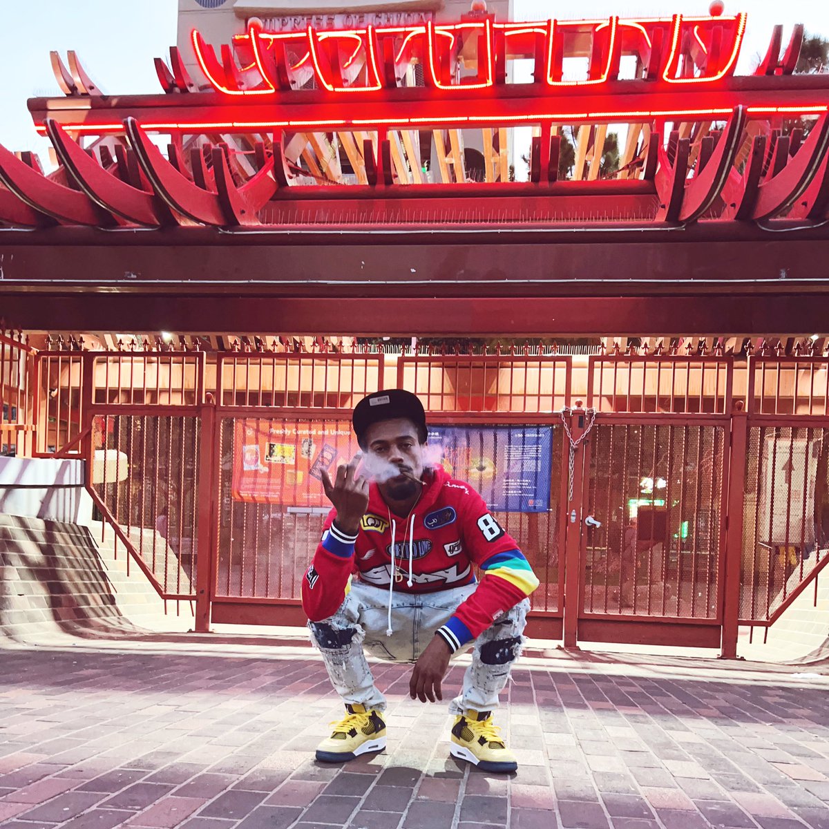Kushboy_David1's tweet photo. Chinatown somewhere fucking up a bag💰💰🖤 https://t.co/4PRrP1EkKE