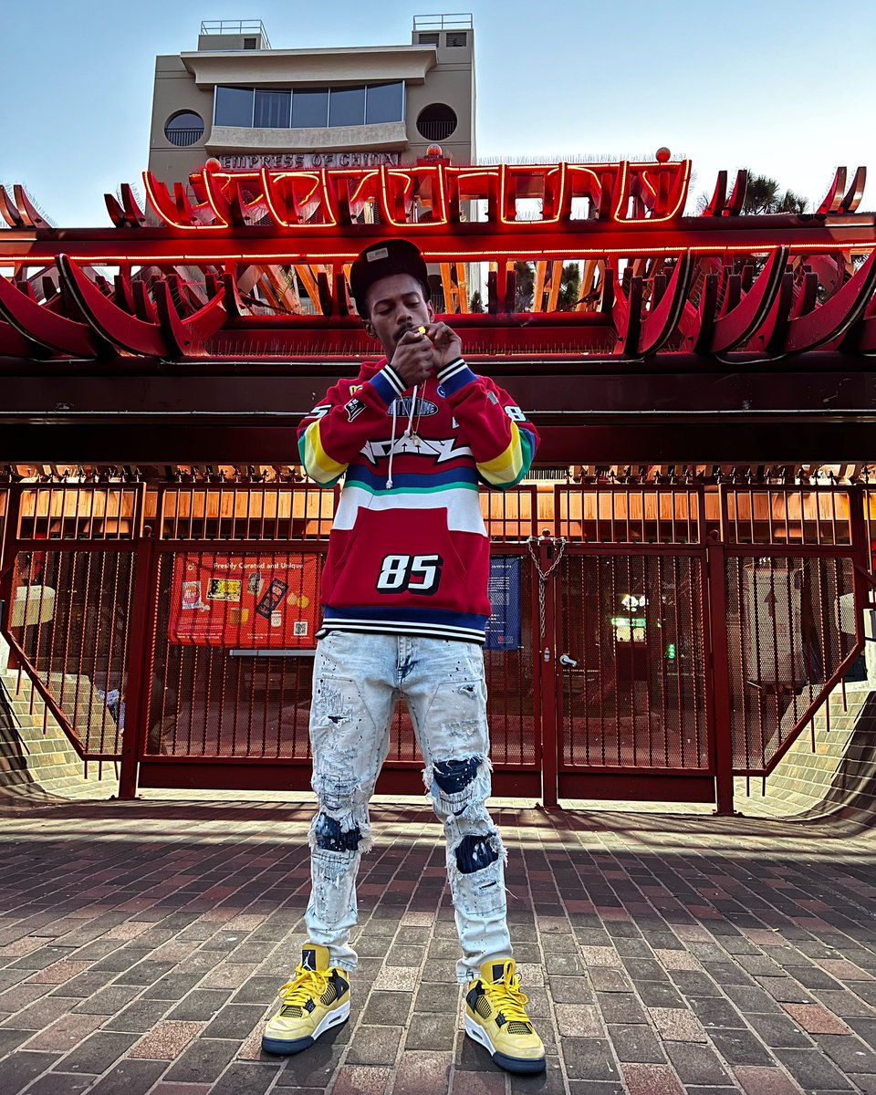 Kushboy_David1's tweet photo. Chinatown somewhere fucking up a bag💰💰🖤 https://t.co/4PRrP1EkKE