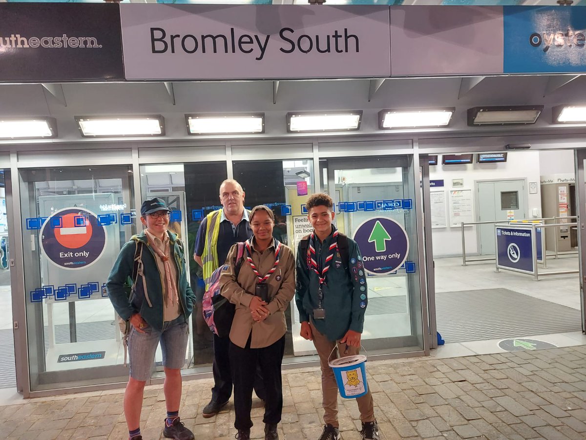 Se_Railway's tweet photo. Our colleague and Scout Leader Sarah along with her #Scouts Leo and Sophia are today travelling through 154 stations with the challenge to complete this in 19 hours. They are fundraising for their trip to the 2023 #InternationalScoutJamboree. @scouts https://t.co/A2S64hc2Ld https://t.co/Ovqf09gJrV