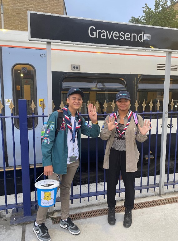 Se_Railway's tweet photo. Our colleague and Scout Leader Sarah along with her #Scouts Leo and Sophia are today travelling through 154 stations with the challenge to complete this in 19 hours. They are fundraising for their trip to the 2023 #InternationalScoutJamboree. @scouts https://t.co/A2S64hc2Ld https://t.co/Ovqf09gJrV