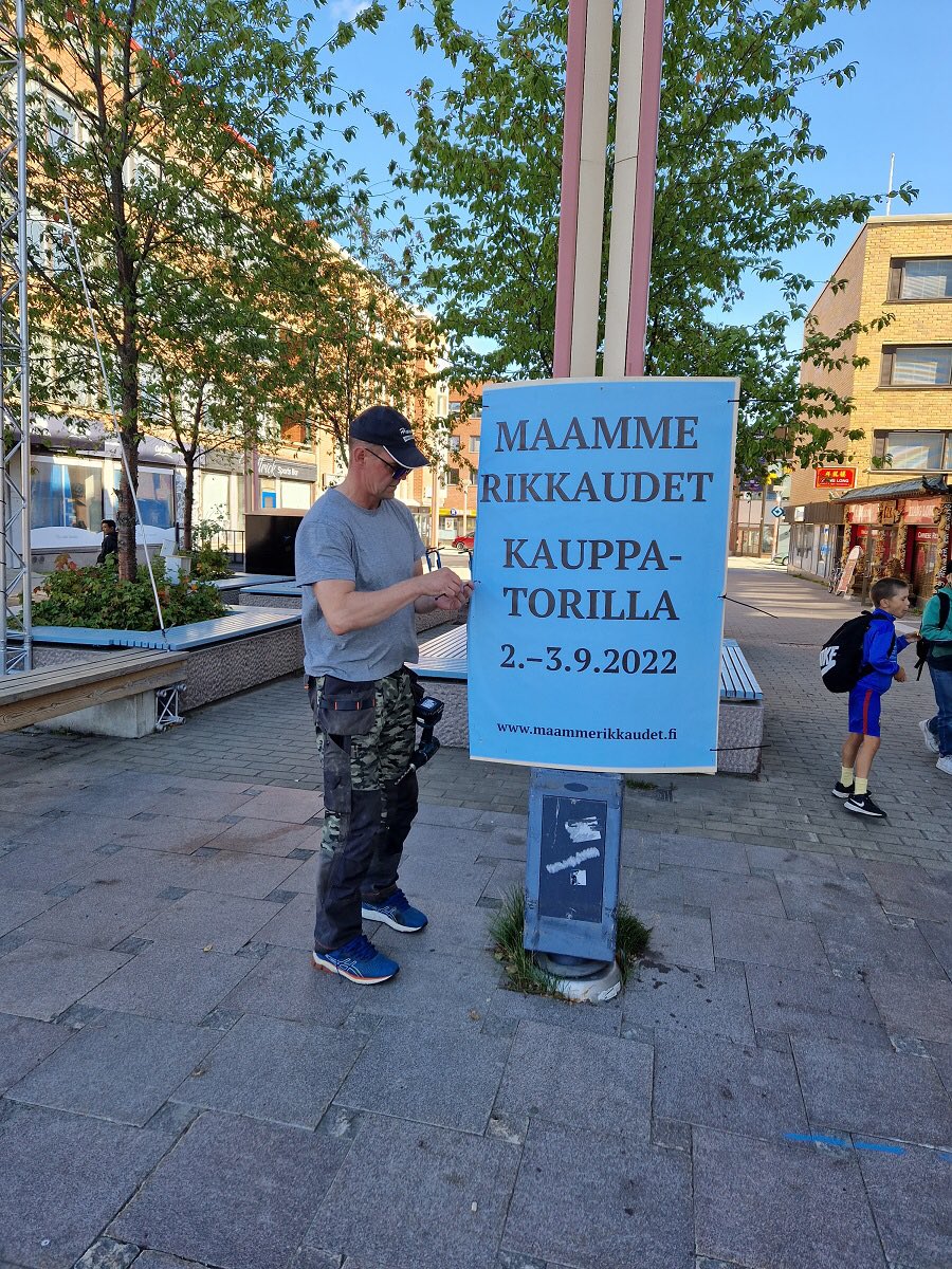 Maamme rikkaudet - kriittisen kaivostapahtuman kyltit ovat ilmestyneet Rovanieman katukuvaan! <a href="/RL_kaivoksille/">Rajat Lapin Kaivoksille</a> pystyttämässä. Joko olet ilmottautunut mukaan 2.-3.9. pidettävään tapahtumaan? maammerikkaudet.org #maammerikkaudet #saimaailmankaivoksia #kaivostoiminnallerajat