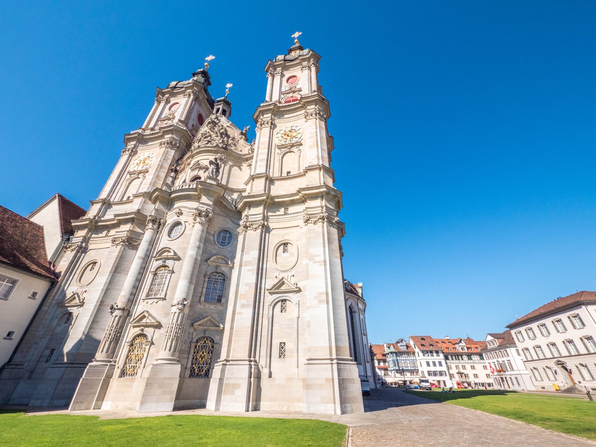 🇨🇭 Quelques images de notre séjour à St-Gall en #Suisse orientale. Une vieille ville superbe avec toute la partie du quartier de l'ancien monastère qui est classé à l'#UNESCO. La bibliothèque de l'abbaye est une vraie merveille, mais les photos sont interdites...
@sgbtourismus