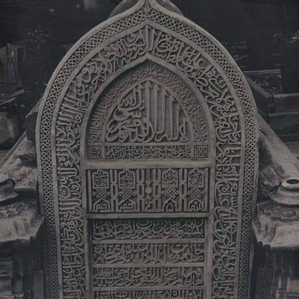 gresikNEWS's tweet photo. Makam Maulana Malik Ibrahim pada tahun 1900-an. Beliau dikenal pula dengan sebutan Maulana Maghribi atau Syech Maghribi.
Makamnya menjadi salah satu bukti kedatangan Islam tertua di Jawa, khususnya Gresik.
Foto: @nederlandsch_indie_zone
#gresikkotatua #gresik #gresikotabandar https://t.co/DdofGzD8ef