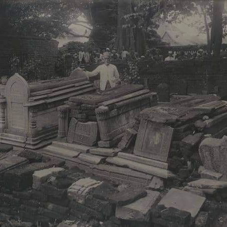 gresikNEWS's tweet photo. Makam Maulana Malik Ibrahim pada tahun 1900-an. Beliau dikenal pula dengan sebutan Maulana Maghribi atau Syech Maghribi.
Makamnya menjadi salah satu bukti kedatangan Islam tertua di Jawa, khususnya Gresik.
Foto: @nederlandsch_indie_zone
#gresikkotatua #gresik #gresikotabandar https://t.co/DdofGzD8ef