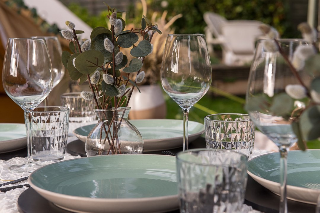Garden party set up 🥂🌿 

#alfrescodining #alfresco #picnic #picnicinspo #gardencamping #staycation #belltent  #belltenthire #festivalwedding #bohoglamping #teepee #glampinglife #glamping #datenight #boutiquecamping #yurt #party