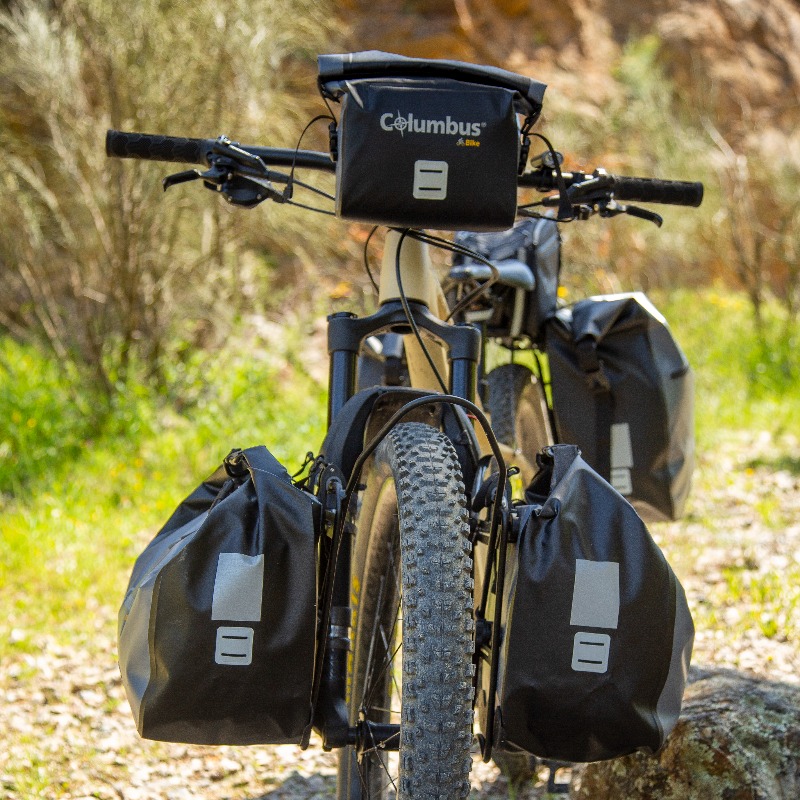 ColumbusNature's tweet photo. 10 litros o 20 litros; esa es la capacidad de almacenamiento que necesitarás para explorar el mundo desde tu bici. ¡Pero si necesitas más volumen puedes seguir sumando accesorios! Descubre nuestro material de bikepacking en nuestra web.
