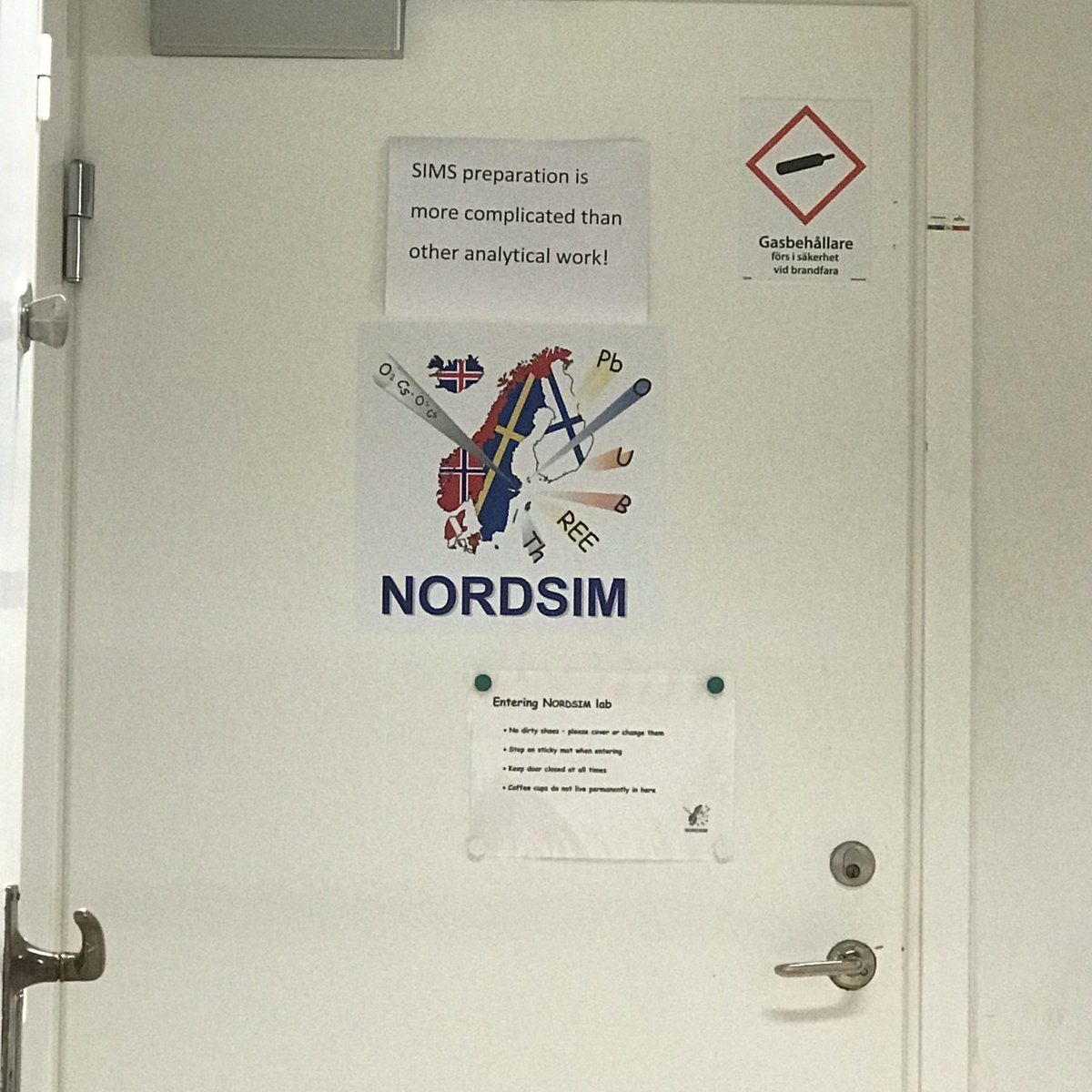 BrunaBCarvalho1's tweet photo. Came to #Stockholm to finish prep-ing my samples last week and today is finally the BIG day! Let’s #zap some #meltinclusions 💪🤓 #WomeninScience https://t.co/hAyECBYsY5