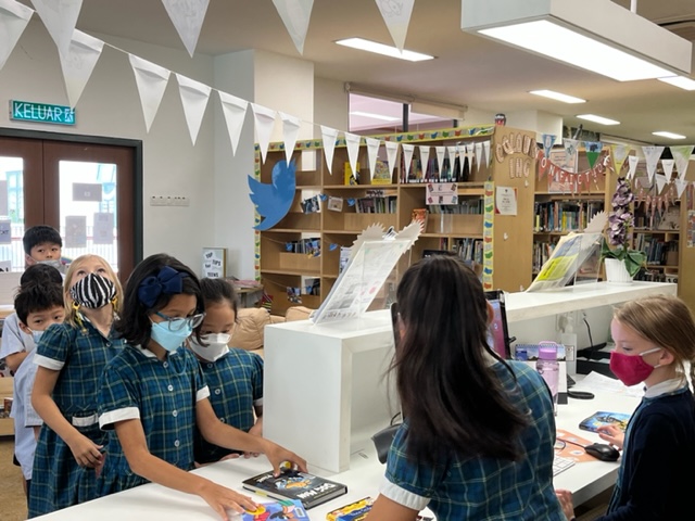 MCMPrepSchool's tweet photo. Mr French's Class checking books out in the Library today
#MCMPrepLibrary #MCMYear4 https://t.co/37h2AQGrub
