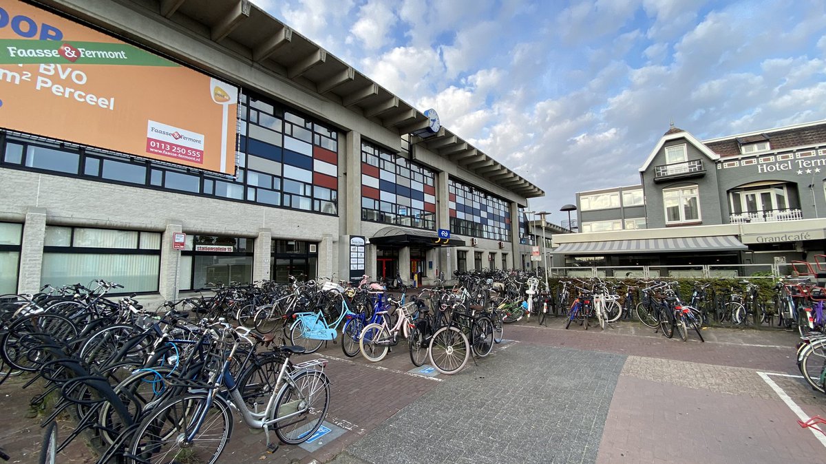 MarkRijk's tweet photo. Normaal een drukte van belang hier op het station van Goes, maar vandaag kan je een kanon afschieten. #stakingns https://t.co/F2ccBDTbph