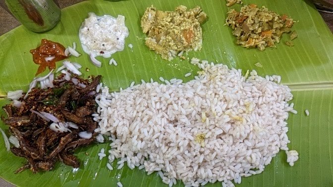 നെത്തോലി ഫ്രൈം കൂട്ടി ചോറുണ്ണുവാണ്..