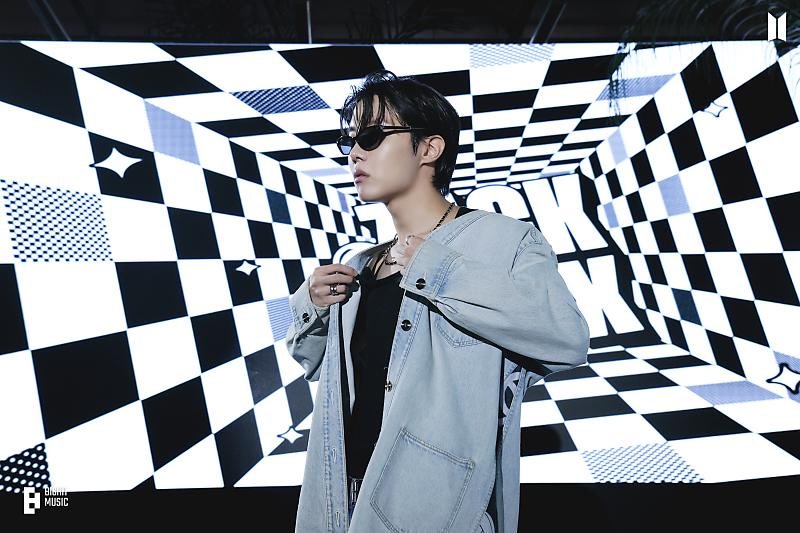 jhopeytdata's tweet photo. .@BIGHIT_MUSIC Please submit #JackInTheBox by #JHOPE for a #Grammy nomination. The album received the highest acclaim from critics and deserves recognition as a masterpiece. #JackInTheBoxForGrammy2023 
@BTS_twt https://t.co/UcUEdBQDqL