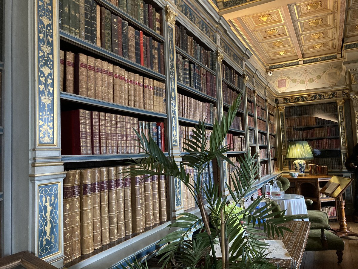 LittleMrsLoopy's tweet image. What a library! #WarwickCastle #ReadingVibes