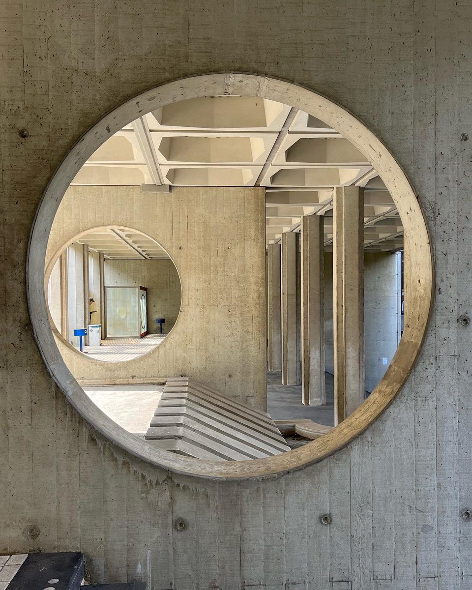 Funkturm1969's tweet photo. CBS hoofdkantoor Heerlen: brutalisme met veel structuur en een opgedroogde fontein.
➜ Bouw: 1974
➜ Architect: Gerard Snelder
➜ Brutality ★★★
#hetishierbrutalistisch #brutalistarchitecture #brutalism #lebrut #brutalist
#bruut #brutalismeinnederland #structuralisme https://t.co/CamV6XVUsU
