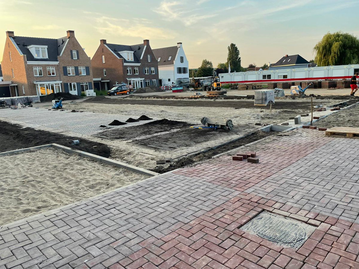 Op dit moment wordt gewerkt aan een nieuw stukje openbare ruimte in Rijnsburg. In de Horn rondom 'Het Landhuis' worden de contouren van het groen en de verharding  meer en meer zichtbaar.