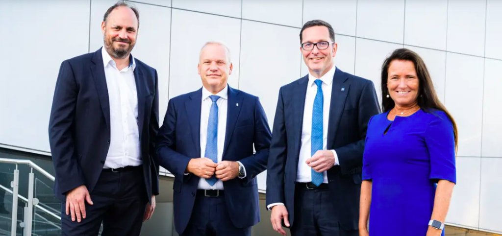 BP_Norwegen's tweet photo. Parrtner beim Bau der 900 Kilometer langen Pipeline: Hugo Dijkgraaf (links) (Wintershall Dea), Anders Opedal (Equinor), Mario Mehren (Wintershall Dea) und Grete Tveit (Equinor).©Thor Oliversen / Wintershall Dea

Stavanger/Kassel.  #CCSPipeline

https://t.co/ChHTCZLMTY https://t.co/hEDmLapWrV