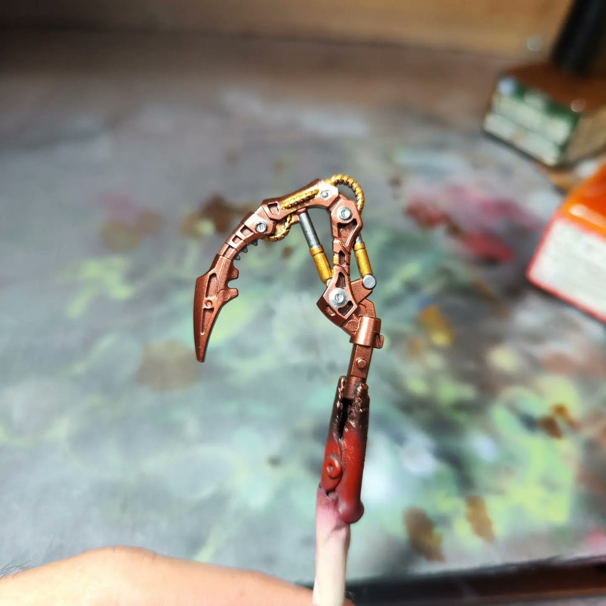 HobbyLifeStudio's tweet photo. 1/35 ZW18 Spideath
ไล่แต้มสีดีเทลตามท่อไป กับพ่นปิดด้านในบางชิ้น เตรียมรอ Weatheringต่อได้
จุดที่สนุกของงานวันนี้เลยเพ้นท์ดีเทลของส่วนขา แต่ติดที่มันเป็นขาแมงมุมนี่แหละ นั่งเพ้นท์ไปเลย8รอบ5555
3วันก่อนส่งผลงาน
#HobbyLifeStudio #TakaraTomy #Zoids #ZoidsWild #Spideath https://t.co/7F6s1lg9mA