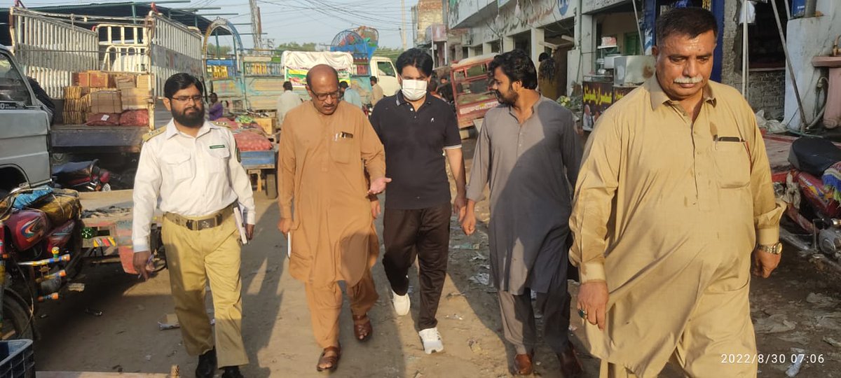 SouthPunjabNew1's tweet photo. #AC_Sadiqabad #Muhammad_Saleem_Aasi visited Fruit vegetables market to supervise an auction of fruits and vegetables. He directed the market committee to ensure smooth supply of vegetables to meet gaps of supply &amp; demand and early distribution of rates lists to shopkeepers.1/2 https://t.co/QCx052IRlF