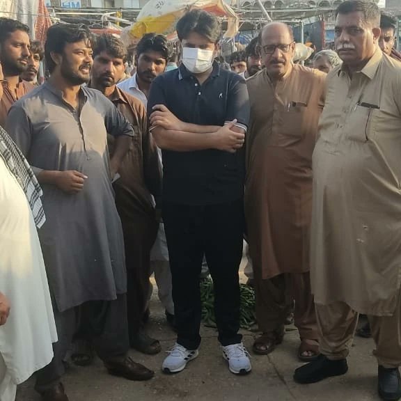 SouthPunjabNew1's tweet photo. #AC_Sadiqabad #Muhammad_Saleem_Aasi visited Fruit vegetables market to supervise an auction of fruits and vegetables. He directed the market committee to ensure smooth supply of vegetables to meet gaps of supply &amp; demand and early distribution of rates lists to shopkeepers.1/2 https://t.co/QCx052IRlF