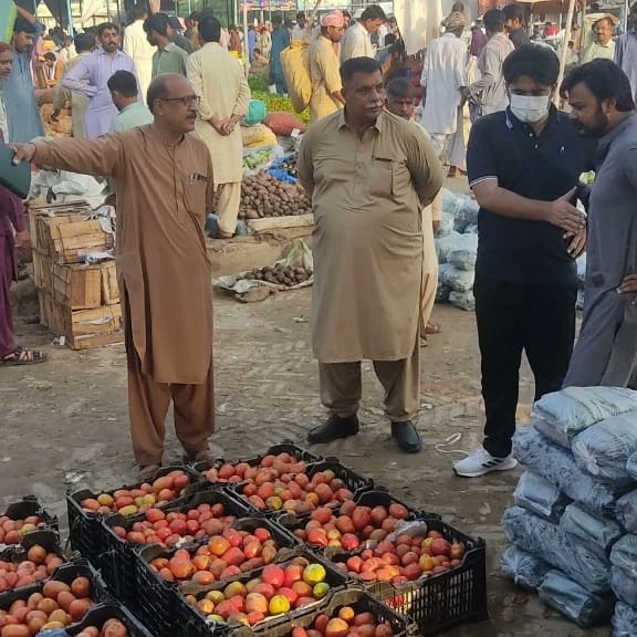 SouthPunjabNew1's tweet photo. #AC_Sadiqabad #Muhammad_Saleem_Aasi visited Fruit vegetables market to supervise an auction of fruits and vegetables. He directed the market committee to ensure smooth supply of vegetables to meet gaps of supply &amp; demand and early distribution of rates lists to shopkeepers.1/2 https://t.co/QCx052IRlF