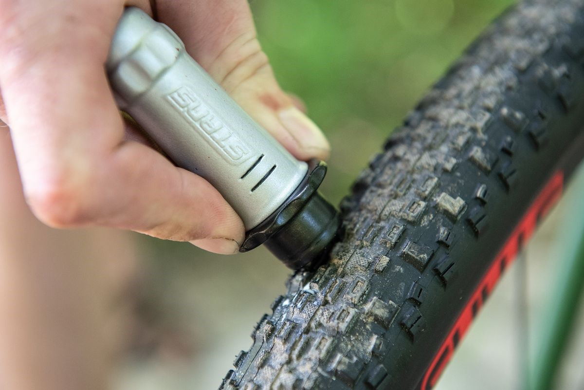 MizutaniBicycle's tweet photo. 今週末に開催されるニセコグラベルに参加される方、そろそろ準備を始めてる頃でしょうか。グラベルライドでも心配なのはパンク。備えあれば憂いなし。STANS DARTツールとシーラントで安心。#STANSNOTUBES https://t.co/05hxw6g1Dc