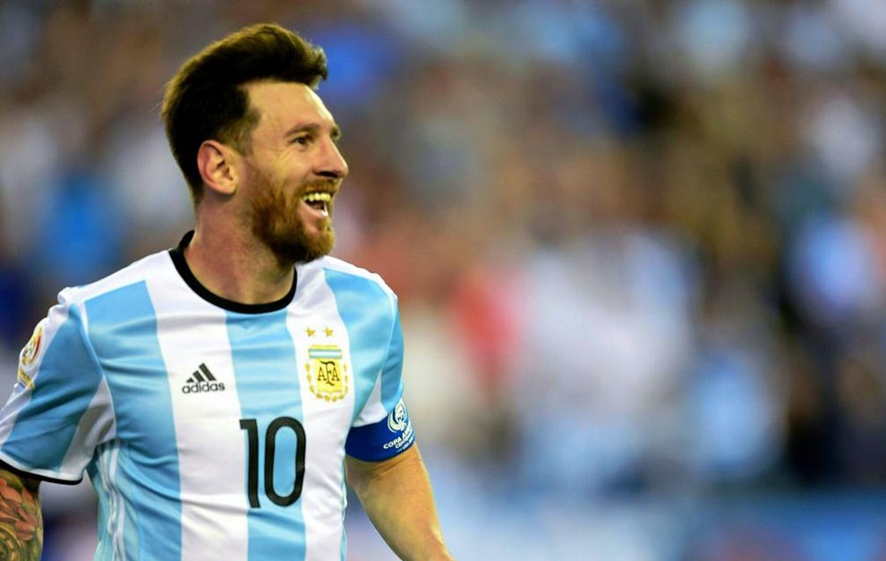 En 2016, los empleados de la AFA fueron a la habitación de Messi. Le dijeron que hace meses no cobraban su sueldo, y que si él como capitán los podía ayudar.

En ese mismo momento, Messi llamó a su padre y él mismo pagó el sueldo de su bolsillo. 👏🇦🇷