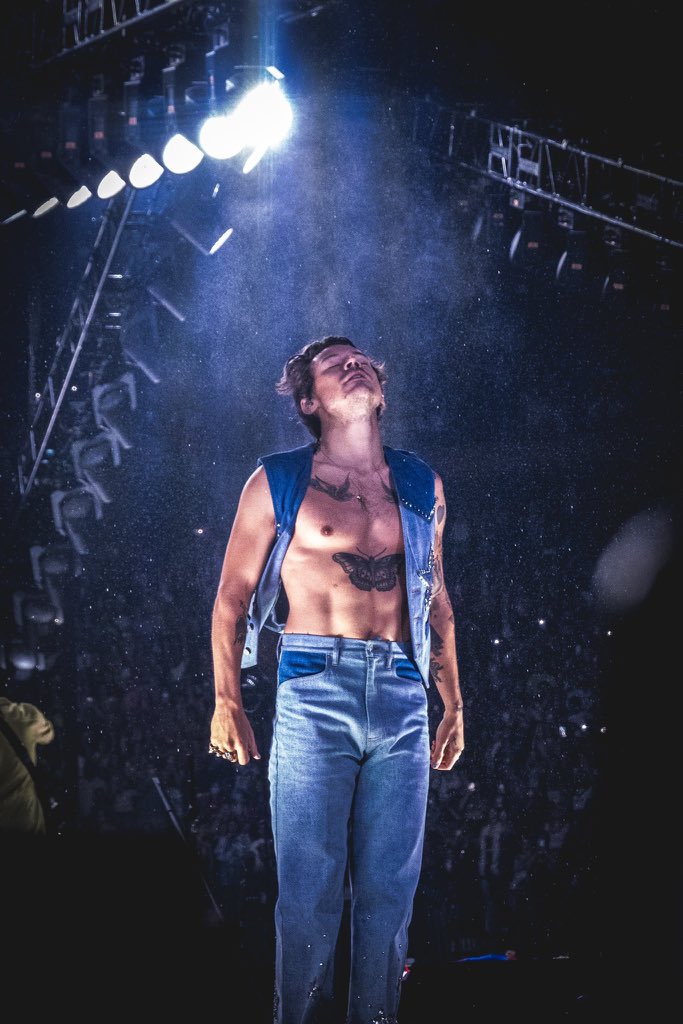 ztxstyles's tweet photo. harry styles matando todo o fandom com apenas um look https://t.co/MeexAjBHxT