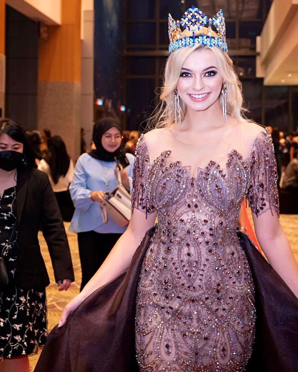 Reigning Miss World Karolina Bielawska wowed the crowds as she walked the Red Carpet at The Sabah International Convention Centre, prior to the final of Miss World Malaysia 2022

#MissWorld #MissWorldTime
