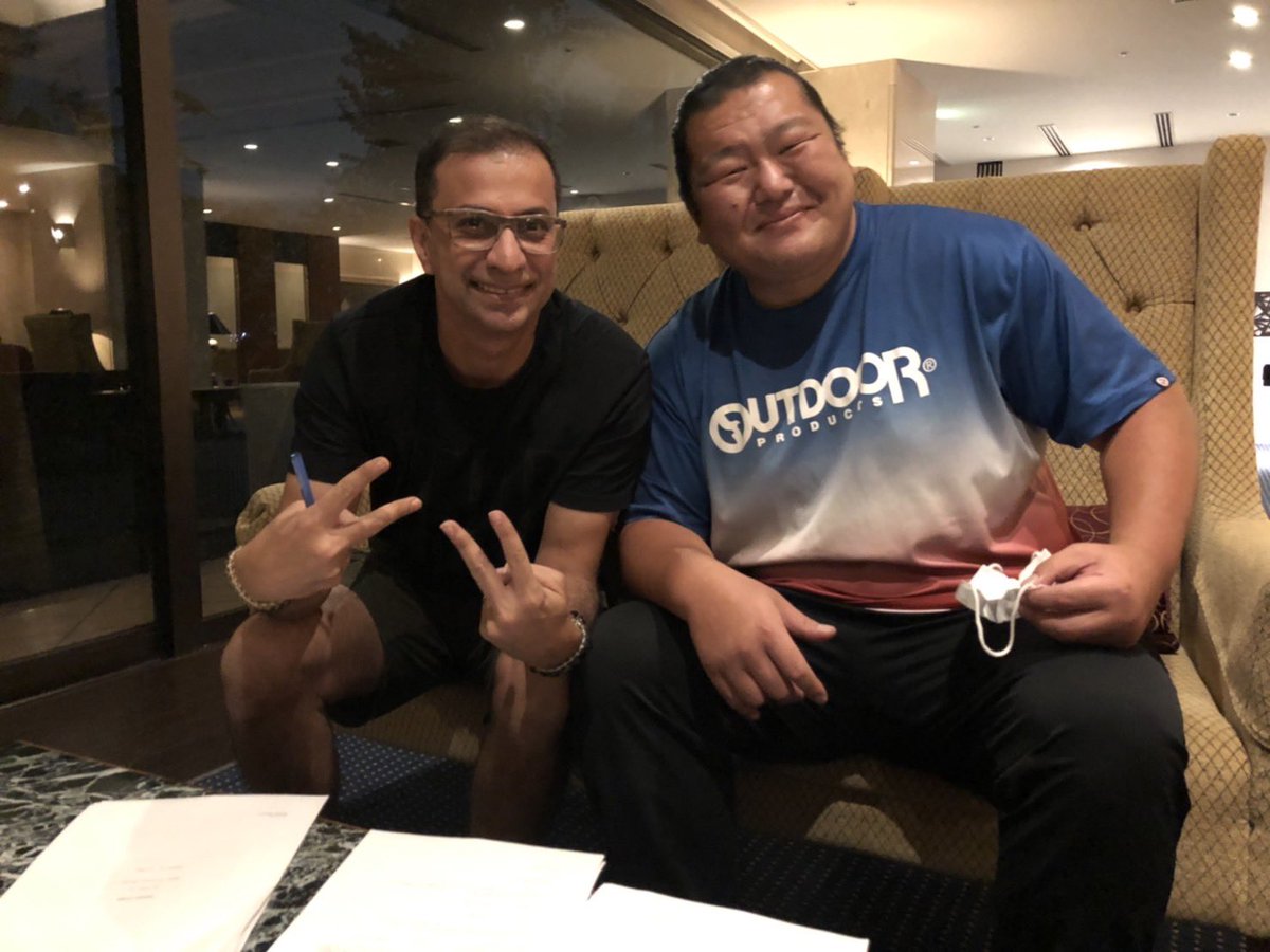 SumoexperienceC's tweet photo. Starting from today,the Indian movie we are joining will begin the shooting here in Japan!6days reserved for this shooting so that we had a meeting with the director last night!
By the way,the translator helps Bunchan to discuss with the director. 
We should be early birds!
#sumo https://t.co/TgsVERCfwj