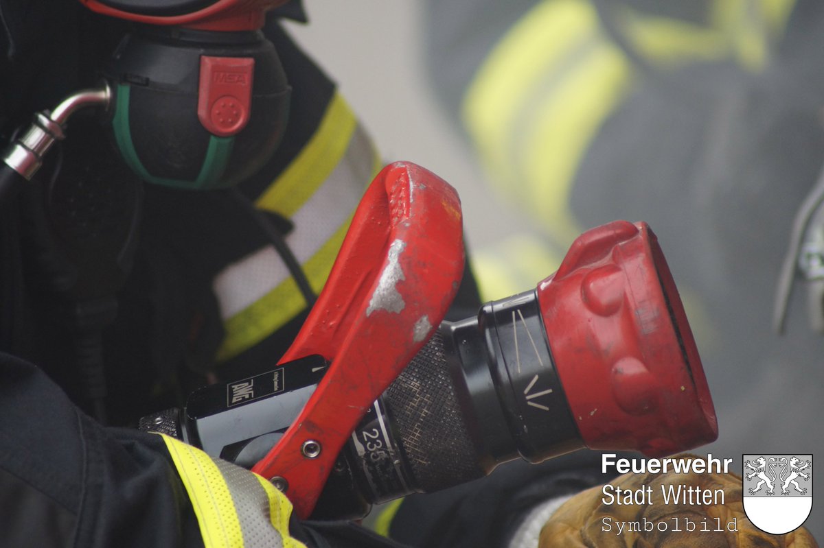 FeuerwehrWitten's tweet photo. 2 Containerbrände hielten die #Feuerwehr #Witen in der Nacht auf Trapp.... Augusta Straße und Winkel Straße... #einsatzfürwitten https://t.co/Lz1cdT5Jq8