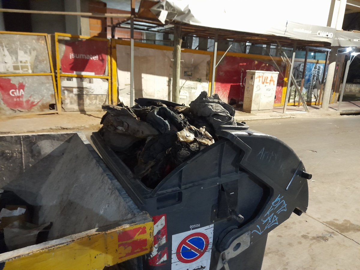 En #Guemes los cuidacoches nocturnos corren los contenedores de la zona comercial atendida por <a href="/lamsacba/">LAM SA</a> del otro lado de La Cañada que atiende <a href="/LUSA_GE/">LogisticaUrbanaSA</a> 
Los contenedores de Lam y sobre Cañada deberían ser tipo Campana para q no los puedan mover