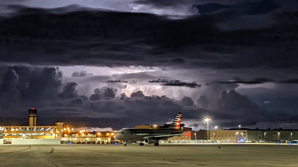 GulfstreamGuy's tweet photo. @KARK4News Tonight at the Little Rock Airport https://t.co/DqKML1xqqY