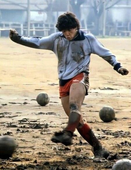 MotivacionesF's tweet photo. El Diego jugaba donde sea 🔝📸 https://t.co/EA0QCOoOVg