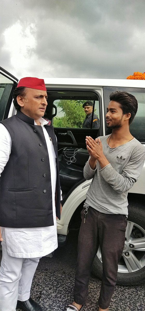 AdilWarsi707's tweet photo. कल माननीय राष्ट्रीय अध्यक्ष श्री अखिलेश यादव जी से शानदार मुलाकात हुई @yadavakhilesh https://t.co/7Nicl3eBiK