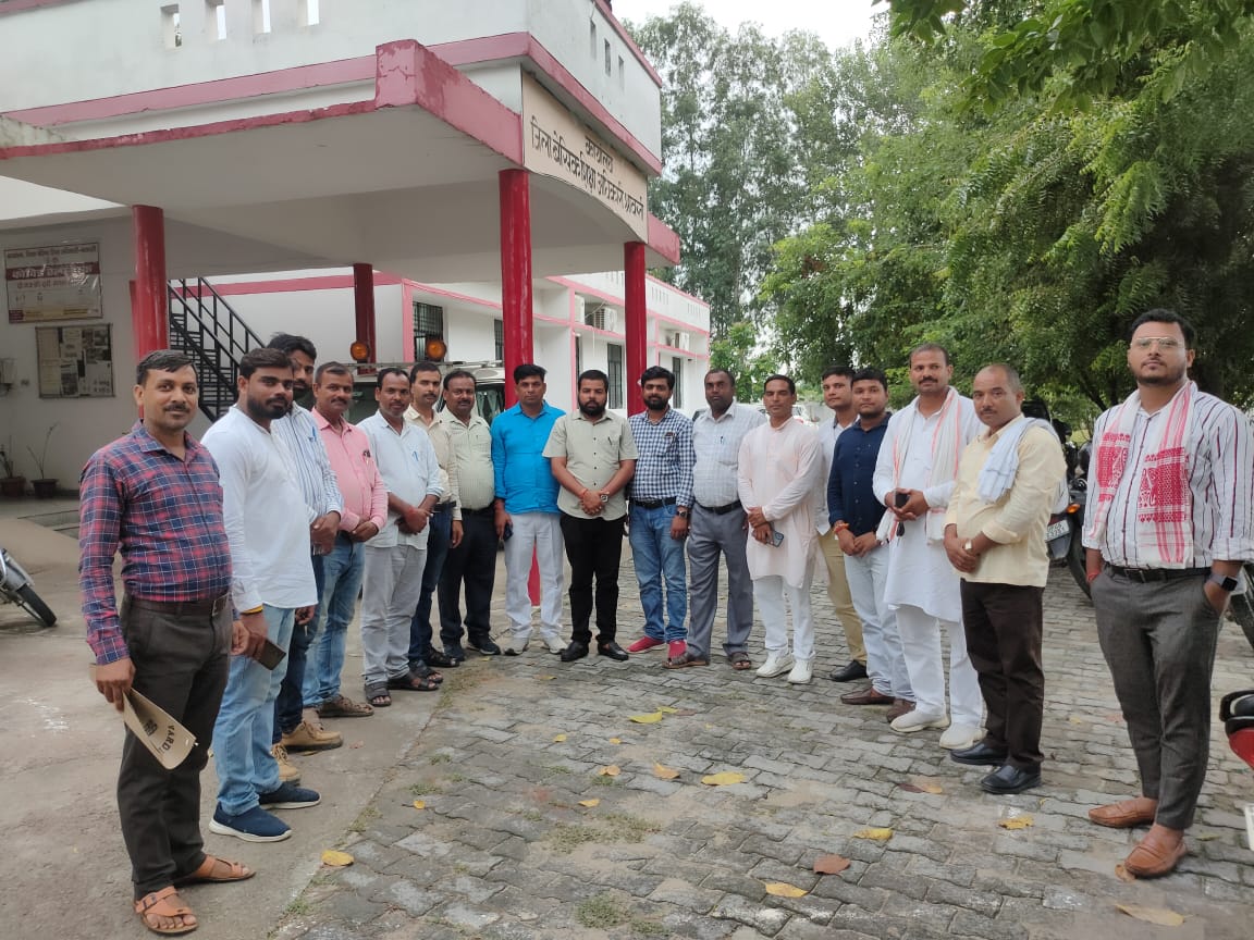 विभिन्न शिक्षक समस्याओं को लेकर राष्ट्रीय शैक्षिक महासंघ श्रावस्ती का  प्रतिनिधिनमण्डल जिला बेसिक शिक्षा अधिकारी श्रावस्ती से मिला