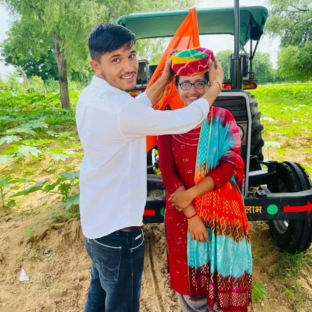 _Mahendra_JANI's tweet photo. राजकीय पीजी महाविद्यालय ओसियां से नवनिर्वाचित छात्र संघ अध्यक्ष छोटी बहन ममता जाणी को साफा पहनाकर जीत की बधाईया दी
@kailashosian95 https://t.co/FdpeMYNZ0O