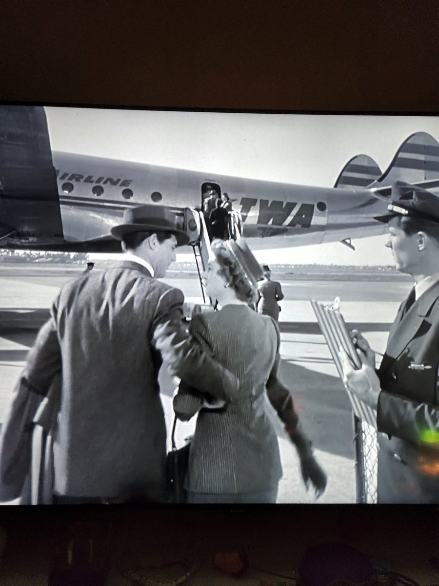 Cary_Grant_girl's tweet photo. Loved having a #CaryGrant Bonus movie on #SUTS Myrna Loy day!! Bachelor and the Bobby Soxer is always so fun... #YouRemindMeofAMan #WhatMan... 
Love #TCM ♥️ 
#TCMParty https://t.co/nHqTuZlXBC