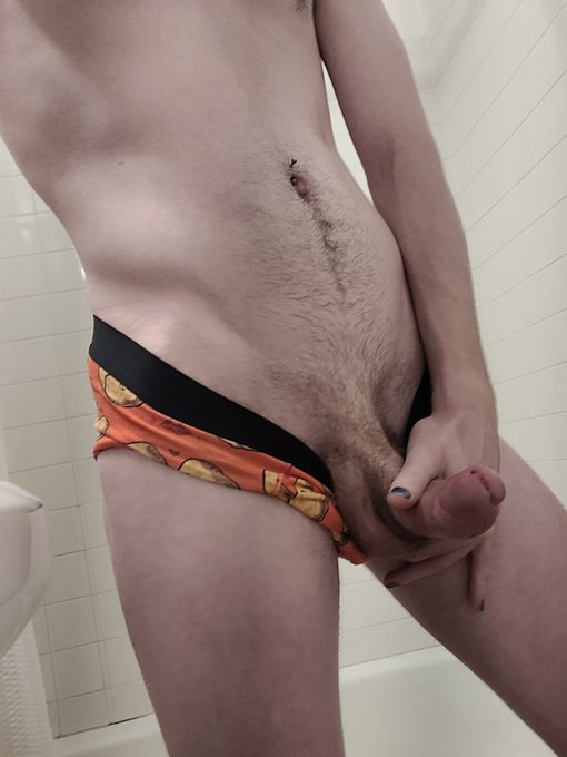 4 pic. Getting horny in the bath tub https://t.co/8aOr6S6SUS